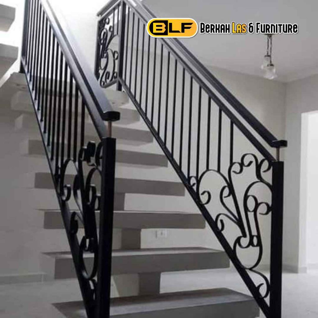 Railing Tangga Besi Tempa Klasik Lampung