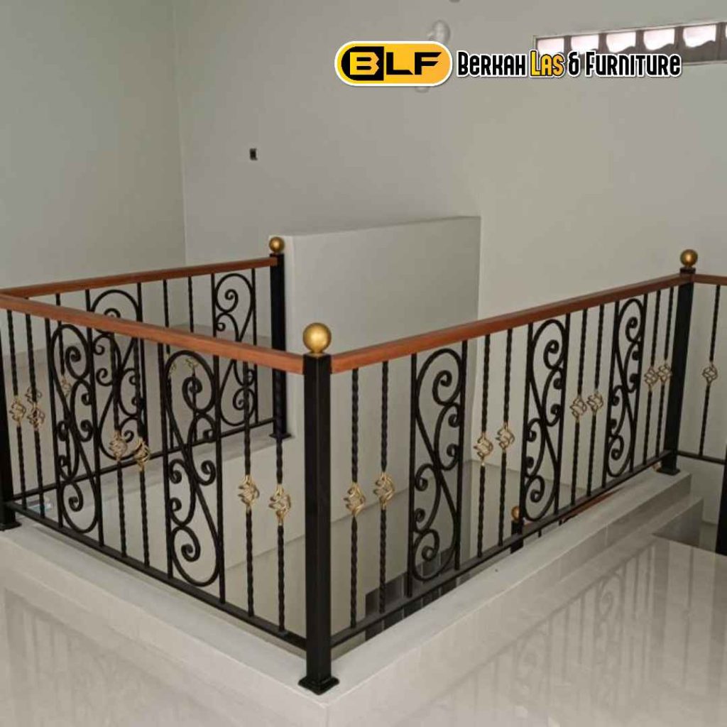 Railing Tangga Besi Tempa Klasik Lampung
