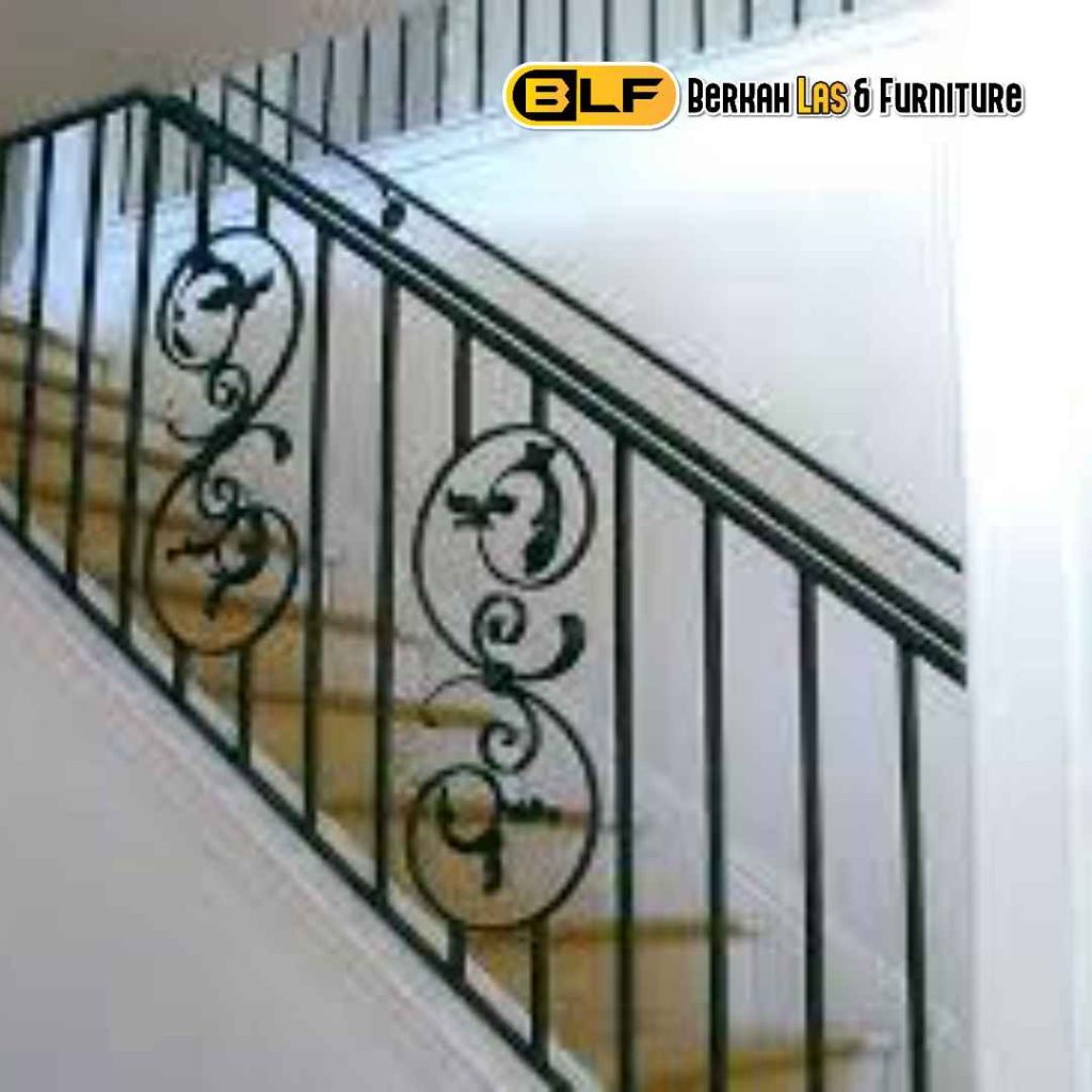 Railing Tangga Besi Tempa Klasik Lampung