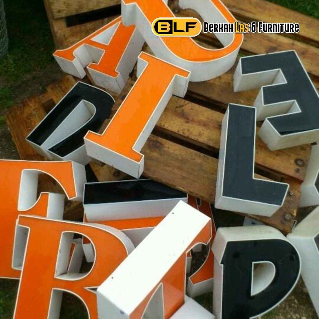 Jasa Pembuatan Huruf Timbul Akrilik Terdekat di Metro Lampung